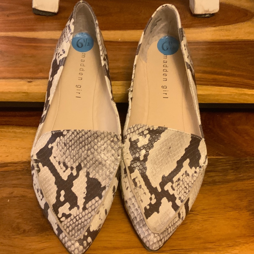 🚫Meek or Mild-Madden Girl Python Print Pointed Toe Loafers Gray